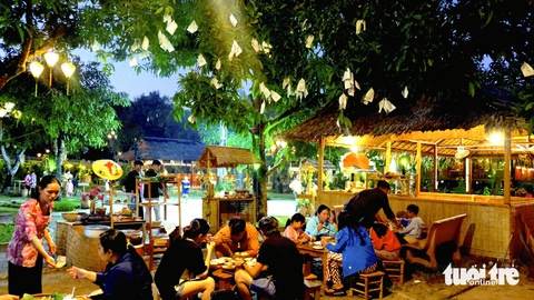Nồng nàng đêm Tân Thuận Tây bên bờ sông Tiền - Ảnh 1.