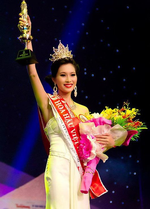 Người đẹp nào đăng quang Hoa hậu Việt Nam có tuổi đời nhỏ nhất? - Ảnh 8. Người đẹp đăng quang Hoa hậu Việt Nam có tuổi đời nhỏ nhất là ai? - Ảnh 9.