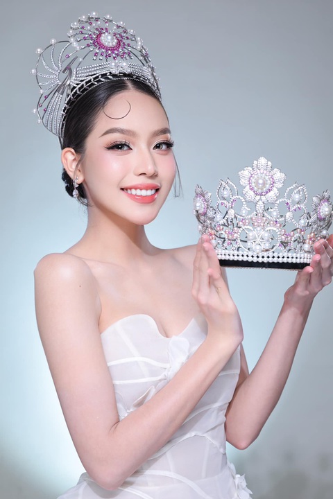 Người đẹp nào đăng quang Hoa hậu Việt Nam có tuổi đời nhỏ nhất? - Ảnh 1. Người đẹp đăng quang Hoa hậu Việt Nam có tuổi đời nhỏ nhất là ai? - Ảnh 2.