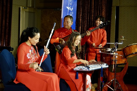 Hải Phượng, Tăng Thành Nam chơi đàn tranh, đàn violin bằng sứ - Ảnh 3. Hải Phượng, Tăng Thành Nam chơi đàn tranh, đàn violin bằng sứ - Ảnh 3.
