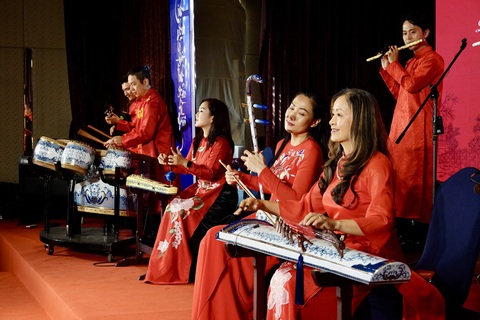 Độc đáo nhạc cụ dân tộc bằng gốm sứ Việt Nam - Ảnh 1. Hải Phượng, Tăng Thành Nam chơi đàn tranh, đàn violin bằng sứ - Ảnh 1.