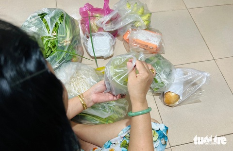 Kinh hoàng rác nhựa ngập tràn - Kỳ 1: Mua sắm đầy hộp xốp, ly nhựa, bọc ni lông - Ảnh 1. Kinh hoàng rác nhựa ngập tràn - Kỳ 1: Mua sắm đầy hộp xốp, ly nhựa, bọc ni lông - Ảnh 1.