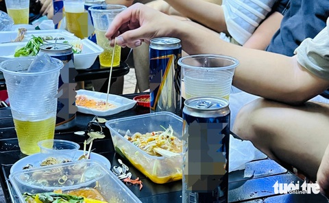 Kinh hoàng rác nhựa ngập tràn - Kỳ 1: Mua sắm đầy hộp xốp, ly nhựa, bọc ni lông - Ảnh 2. Kinh hoàng rác nhựa ngập tràn - Kỳ 1: Mua sắm đầy hộp xốp, ly nhựa, bọc ni lông - Ảnh 2.