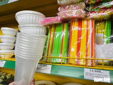 Kinh hoàng rác nhựa ngập tràn - Kỳ 1: Mua sắm đầy hộp xốp, ly nhựa, bọc ni lông - Ảnh 4. Kinh hoàng rác nhựa ngập tràn - Kỳ 1: Mua sắm đầy hộp xốp, ly nhựa, bọc ni lông - Ảnh 3.