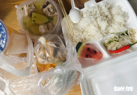 Kinh hoàng rác nhựa ngập tràn - Kỳ 1: Mua sắm đầy hộp xốp, ly nhựa, bọc ni lông - Ảnh 2. Kinh hoàng rác nhựa ngập tràn - Kỳ 1: Mua sắm đầy hộp xốp, ly nhựa, bọc ni lông - Ảnh 4.