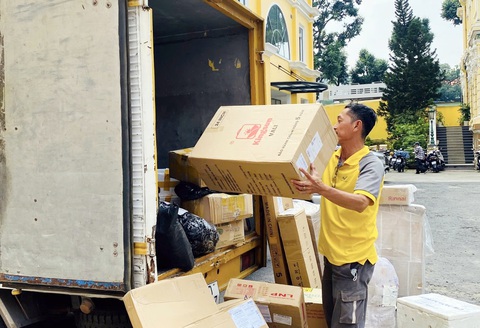 Dịch vụ vận chuyển 'hốt đậm' ngày Tết - Ảnh 1. Dịch vụ vận chuyển 'hốt đậm' ngày Tết - Ảnh 1.
