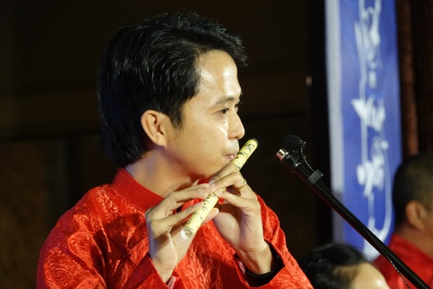 Độc đáo nhạc cụ dân tộc bằng gốm sứ Việt Nam - Ảnh 3. Hải Phượng, Tăng Thành Nam chơi đàn tranh, đàn violin bằng sứ - Ảnh 4.