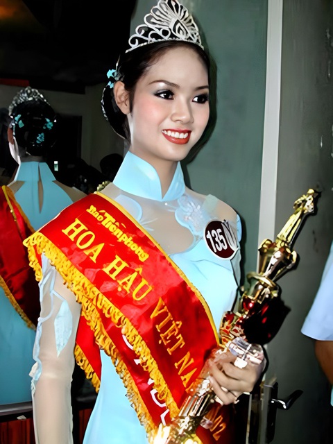 Người đẹp nào đăng quang Hoa hậu Việt Nam có tuổi đời nhỏ nhất? - Ảnh 13. Người đẹp đăng quang Hoa hậu Việt Nam có tuổi đời nhỏ nhất là ai? - Ảnh 14.