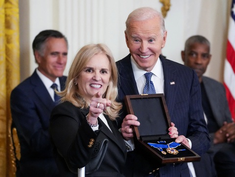 Ẩn ý thâm sâu của ông Biden khi trao Huân chương Tự do cho ông Kennedy - Ảnh 1. Ẩn ý thâm sâu của ông Biden khi trao Huân chương Tự do cho ông Kennedy - Ảnh 1.