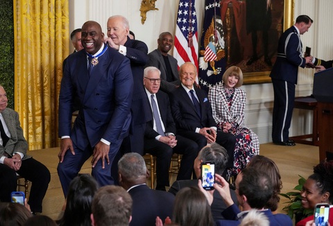 Ẩn ý thâm sâu của ông Biden khi trao Huân chương Tự do cho ông Kennedy - Ảnh 3. Ẩn ý thâm sâu của ông Biden khi trao Huân chương Tự do cho ông Kennedy - Ảnh 2.