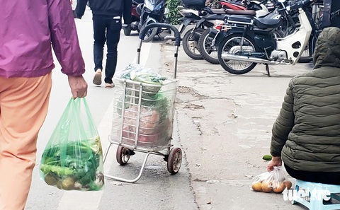 Kinh hoàng rác nhựa ngập tràn - Kỳ 2: Rác nhựa ngập chợ, bay khắp nơi - Ảnh 1. Kinh hoàng rác nhựa ngập tràn - Kỳ 2: Rác nhựa ngập chợ, bay khắp nơi - Ảnh 1.