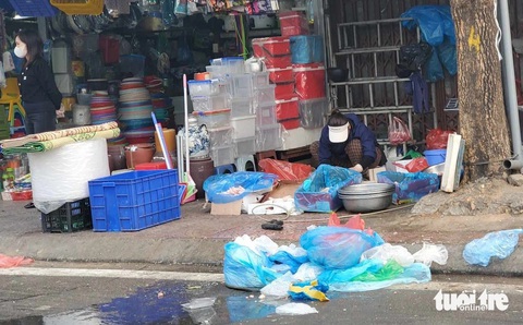 Kinh hoàng rác nhựa ngập tràn - Kỳ 2: Rác nhựa ngập chợ, bay khắp nơi - Ảnh 2. Kinh hoàng rác nhựa ngập tràn - Kỳ 2: Rác nhựa ngập chợ, bay khắp nơi - Ảnh 2.