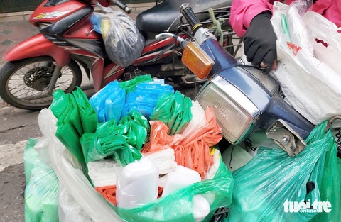 Kinh hoàng rác nhựa ngập tràn - Kỳ 2: Rác nhựa ngập chợ, bay khắp nơi - Ảnh 2. Kinh hoàng rác nhựa ngập tràn - Kỳ 2: Rác nhựa ngập chợ, bay khắp nơi - Ảnh 4.