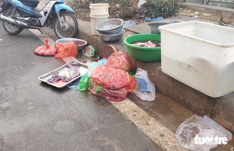 Kinh hoàng rác nhựa ngập tràn - Kỳ 2: Rác nhựa ngập chợ, bay khắp nơi - Ảnh 5. Kinh hoàng rác nhựa ngập tràn - Kỳ 2: Rác nhựa ngập chợ, bay khắp nơi - Ảnh 5.