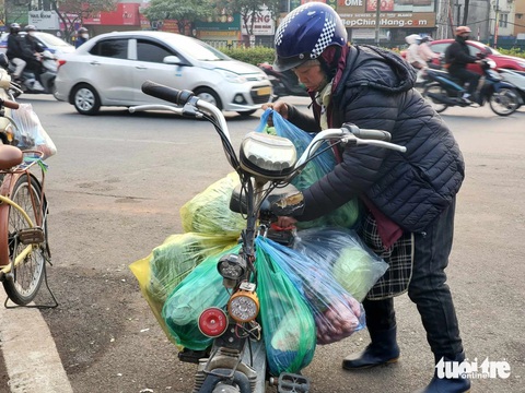 Kinh hoàng rác nhựa ngập tràn - Kỳ 2: Rác nhựa ngập chợ, bay khắp nơi - Ảnh 6. Kinh hoàng rác nhựa ngập tràn - Kỳ 2: Rác nhựa ngập chợ, bay khắp nơi - Ảnh 6.