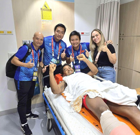 Nguyễn Xuân Son ăn mừng cúp vô địch ASEAN Cup 2024 trong bệnh viện - Ảnh 1. Xuân Son bị gãy xương mác và xương chày, ăn mừng Cúp vô địch trong bệnh viện - Ảnh 1.