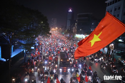 Cổ động viên cả nước 'đi bão' mừng Việt Nam vô địch ASEAN Cup 2024 - Ảnh 14. Cổ động viên cả nước 'đi bão' mừng Việt Nam vô địch ASEAN Cup 2024 - Ảnh 13.