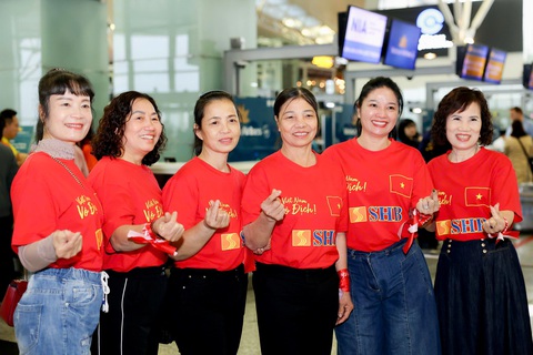 Mẹ của các tuyển thủ và hàng trăm cổ động viên Việt Nam lên đường sang Thái Lan - Ảnh 1. Người thân các tuyển thủ có mặt tại Thái Lan tiếp sức đội tuyển Việt Nam - Ảnh 1.