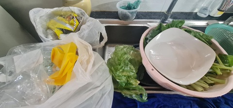 Kinh hoàng rác nhựa ngập tràn - Kỳ 3: Nỗi khổ sống cạnh rác chất đống, dòng kênh thối - Ảnh 2. Kinh hoàng rác nhựa ngập tràn - Kỳ 3: Nỗi khổ sống cạnh rác chất đống, dòng kênh thối - Ảnh 2.