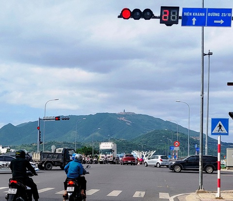 Bật đèn đỏ, cho phép xe dừng chờ trên cầu Quán Trường TP Nha Trang - Ảnh 1.