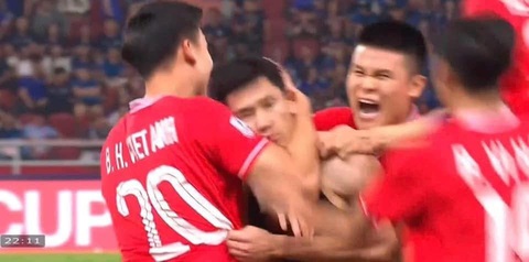 Sự thật hình ảnh tuyển Việt Nam ôm cầu thủ đội bạn ăn mừng - Ảnh 1.