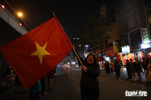 Cổ động viên cả nước 'đi bão' mừng Việt Nam vô địch ASEAN Cup 2024 - Ảnh 5. Cổ động viên cả nước 'đi bão' mừng Việt Nam vô địch ASEAN Cup 2024 - Ảnh 4.