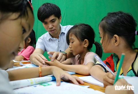 Câu chuyện ở một lớp học tình thương: Người thầy cũng là người bạn - Ảnh 2. Câu chuyện ở một lớp học tình thương: Người thầy cũng là người bạn - Ảnh 2.