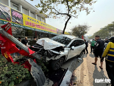 Ô tô tông liên hoàn, hất văng hai cô gái trên đường Nguyễn Phong Sắc - Ảnh 1.