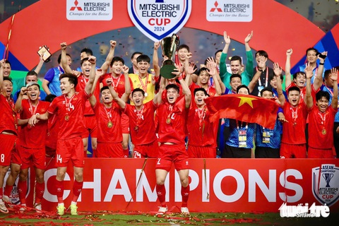 LIVE: Lễ rước cúp vô địch ASEAN Cup 2024 của đội tuyển Việt Nam - Ảnh 1. Đội tuyển Việt Nam rạng rỡ mang cúp vàng về nhà - Ảnh 1.