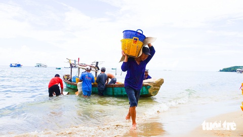 Dân Phú Quốc đỏ lửa làm tôm khô, cá khô bán Tết - Ảnh 3.