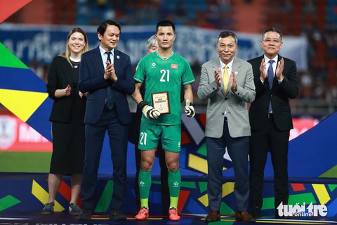 Thủ môn Nguyễn Đình Triệu bẽn lẽn và khiêm tốn sau khi vô địch ASEAN Cup 2024 - Ảnh 1. Thủ môn Nguyễn Đình Triệu bẽn lẽn và khiêm tốn sau khi vô địch ASEAN Cup 2024 - Ảnh 1.