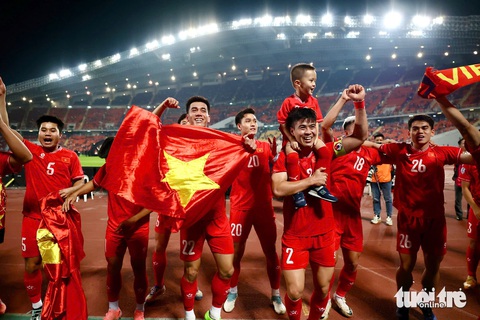 Đội tuyển Việt Nam tri ân Xuân Son ở khoảnh khắc ăn mừng chức vô địch ASEAN Cup 2024 - Ảnh 1. Khoảnh khắc xúc động mừng chức vô địch ASEAN Cup 2024 của tuyển Việt Nam - Ảnh 2.