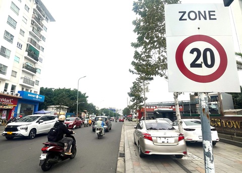 Đường trong đô thị xuất hiện biển báo tốc độ tối đa 20 km/h, công an vào cuộc điều tra - Ảnh 2. Lạ lùng 2 biển báo tốc độ tối đa 20km/h trên đường đô thị ở Nha Trang, không biết ai cắm - Ảnh 2.