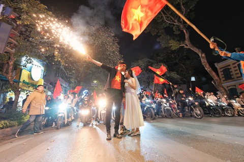 Bộ ảnh cưới trong đêm say chiến thắng của đội tuyển Việt Nam - Ảnh 1. Bộ ảnh cưới trong đêm say chiến thắng của đội tuyển Việt Nam - Ảnh 1.