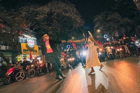 Bộ ảnh cưới trong đêm say chiến thắng của đội tuyển Việt Nam - Ảnh 3. Bộ ảnh cưới trong đêm say chiến thắng của đội tuyển Việt Nam - Ảnh 3.