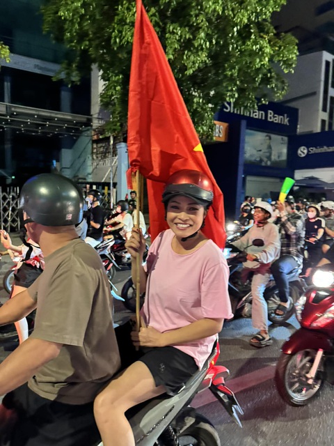 Nguyễn Văn Chung, Phương Thanh, Diệp Lâm Anh đi bão mừng tuyển Việt Nam vô địch ASEAN Cup 2024 - Ảnh 4. Trấn Thành, Mỹ Tâm mừng tuyển Việt Nam vô địch ASEAN Cup 2024 - Ảnh 5.