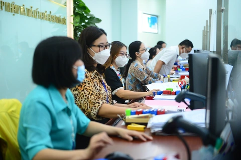 Bộ Nội vụ đề xuất mở rộng cán bộ hưởng chính sách tinh gọn bộ máy, địa phương được hỗ trợ thêm 30% - Ảnh 1. Bộ Nội vụ đề xuất - Ảnh 1.