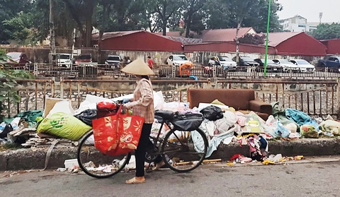 Kinh hoàng rác nhựa ngập tràn - Kỳ 3: Nỗi khổ sống cạnh rác chất đống, dòng kênh thối - Ảnh 1. Kinh hoàng rác nhựa ngập tràn - Kỳ 3: Nỗi khổ sống cạnh rác chất đống, dòng kênh thối - Ảnh 1.