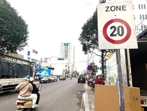 Đường trong đô thị xuất hiện biển báo tốc độ tối đa 20 km/h, công an vào cuộc điều tra - Ảnh 1. Lạ lùng 2 biển báo tốc độ tối đa 20km/h trên đường đô thị ở Nha Trang, không biết ai cắm - Ảnh 1.
