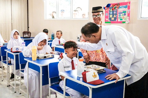 Người dân Indonesia bắt đầu nhận bữa ăn miễn phí - Ảnh 1. Người dân Indonesia bắt đầu nhận bữa ăn miễn phí - Ảnh 2.