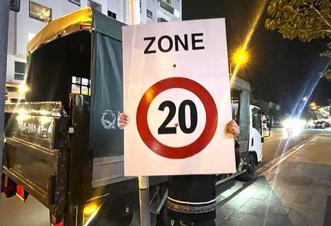 Ai đã cắm 2 biển báo tốc độ tối đa 20km/h trên đường đô thị ở Nha Trang - Ảnh 1. Ai đã cắm 2 biển báo tốc độ tối đa 20km/h trên đường đô thị ở Nha Trang - Ảnh 1.