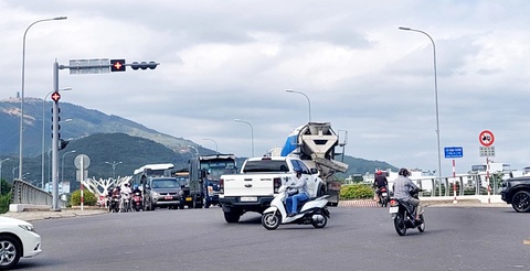 Dừng xe chờ đèn đỏ có làm tăng tải trọng, mất an toàn cầu Quán Trường, TP Nha Trang? - Ảnh 1.