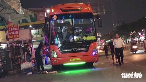 Xe 'dù' ngang nhiên đón khách trong bến 'cóc', chính quyền địa phương ở đâu? - Ảnh 2.