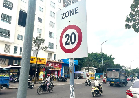 Vụ cắm 2 biển báo tốc độ tối đa 20km/h trên đường đô thị ở Nha Trang: Đã tồn tại hơn 10 năm nay - Ảnh 1. Vụ cắm 2 biển báo tốc độ tối đa 20km/h trên đường đô thị ở Nha Trang: Đã tồn tại hơn 10 năm nay - Ảnh 1.