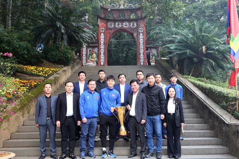 HLV Kim Sang Sik dâng hương báo công các Vua Hùng - Ảnh 3. HLV Kim Sang Sik dâng hương báo công các Vua Hùng - Ảnh 3.