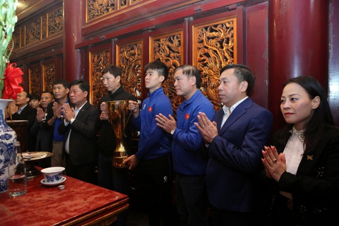 HLV Kim Sang Sik dâng hương báo công các Vua Hùng - Ảnh 1. HLV Kim Sang Sik dâng hương báo công các Vua Hùng - Ảnh 1.