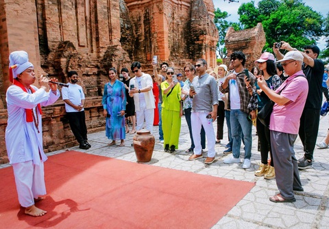 Du khách quốc tế sẽ giúp Khánh Hòa đạt 12 triệu lượt khách năm 2025 - Ảnh 1. Du khách quốc tế sẽ giúp Khánh Hòa đạt 12 triệu lượt khách năm 2025 - Ảnh 1.