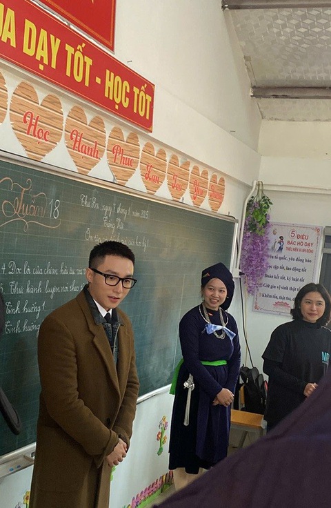 Loạt hành động đẹp của Sơn Tùng khi đến thăm làng Nủ - Ảnh 2.