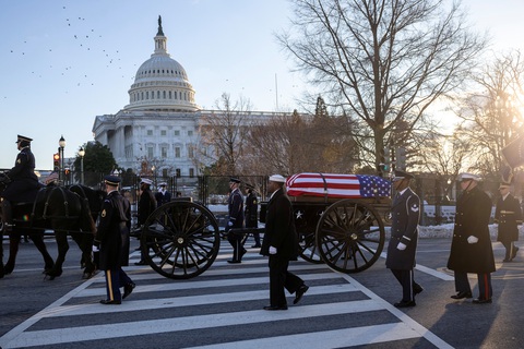 Người Mỹ viếng ông Jimmy Carter ở Đồi Capitol - Ảnh 2. Người Mỹ viếng ông Jimmy Carter ở Đồi Capitol - Ảnh 2.