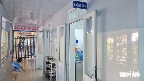 Nam sinh lớp 7 bị đánh đập ở Quy Nhơn lên cơn sốt, đau 2 bên bàng quang - Ảnh 3. Học sinh lớp 7 bị người đàn ông đánh đập vẫn phải nằm viện - Ảnh 2.